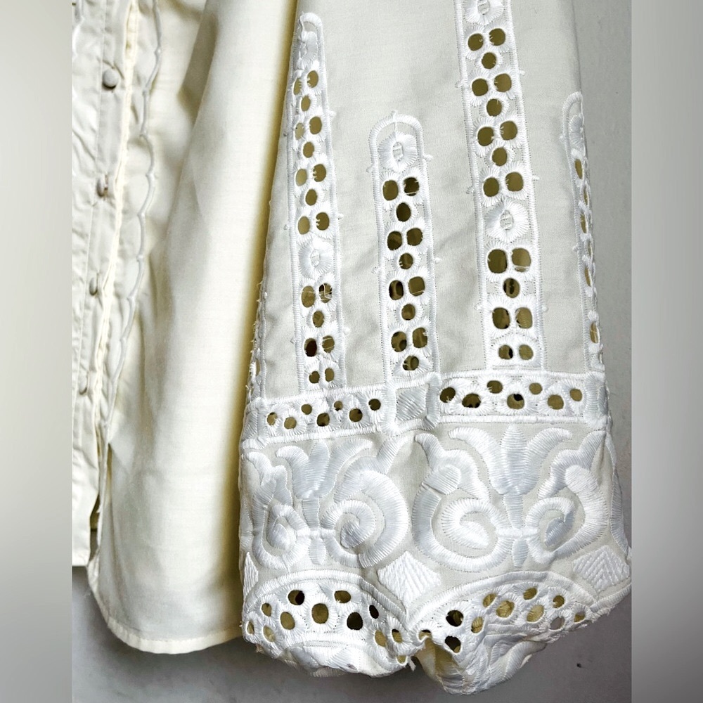 Elegant Cream Lace Blouse - Picture 7 of 8